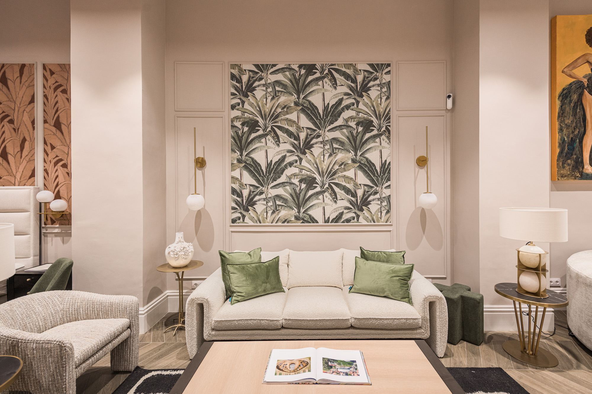 Interior del showroom de BANQA en Barcelona con un sofá de bouclé y apliques de latón